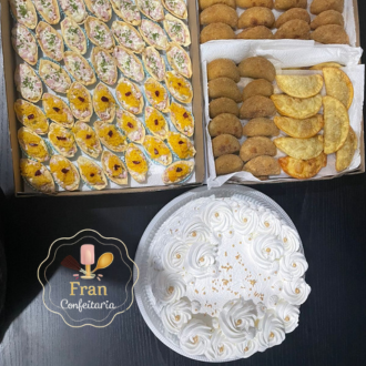 Kit festa com bolo, doces e salgados